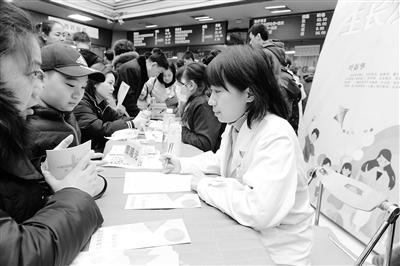 蘭州大學第一醫(yī)院舉行“新年！新高度！”兒童保健義診活動