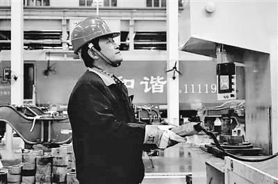 蘭州：寒夜黃河邊，他一把拉出落水大學(xué)生