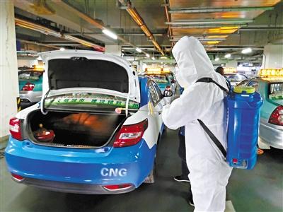 免費接送一線抗“疫”人員 蘭州奔馬雷鋒車隊，你們真棒！