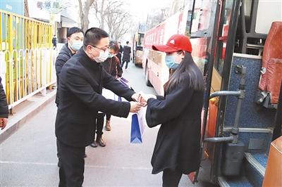 蘭州市包車免費接72名務(wù)工人員返蘭復(fù)工（圖）
