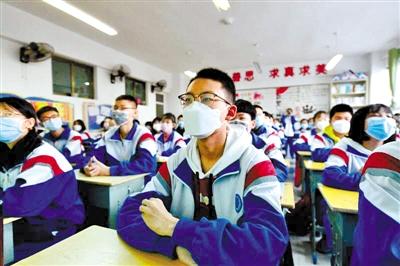 甘肅省初三和高一、高二年級(jí)學(xué)生昨日開學(xué) 青春校園又聞瑯瑯讀書聲