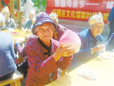 母親節(jié)，白銀“花村”擺了一場“敬老宴”
