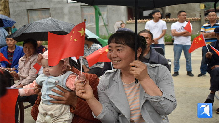 隴南市紀委監(jiān)委黨員干部與宕昌縣官亭鎮(zhèn)杜家村群眾一起慶祝黨的生日。_副本.jpg