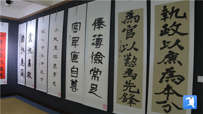 7月1日上午，定西市通渭縣紀委監(jiān)委舉辦“襄郡清風·喜迎建黨99周年”廉政文化書畫展，共同為黨的生日獻禮。_副本.jpg