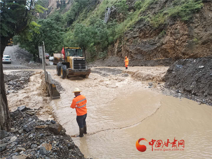 隴南文縣又遭強降雨襲擊 通過災(zāi)區(qū)主干道已被打通