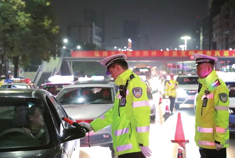 “百日會戰(zhàn)”蘭州交警在行動(dòng)嚴(yán)查酒駕等違法行為