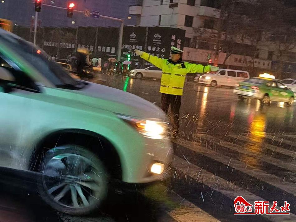 風(fēng)雪襲來(lái)，天水最美“警色”在路上！