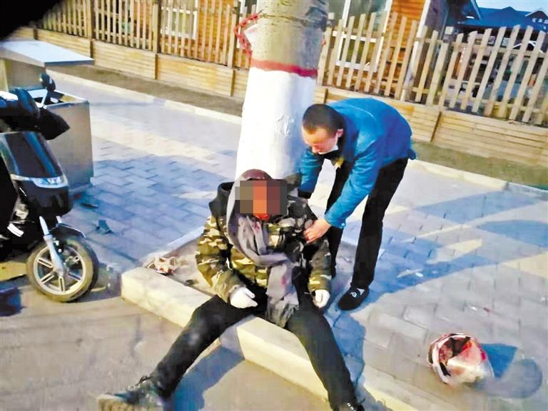 蘭州：騎摩托車男子清晨撞傷 熱心“的哥”全力救助！