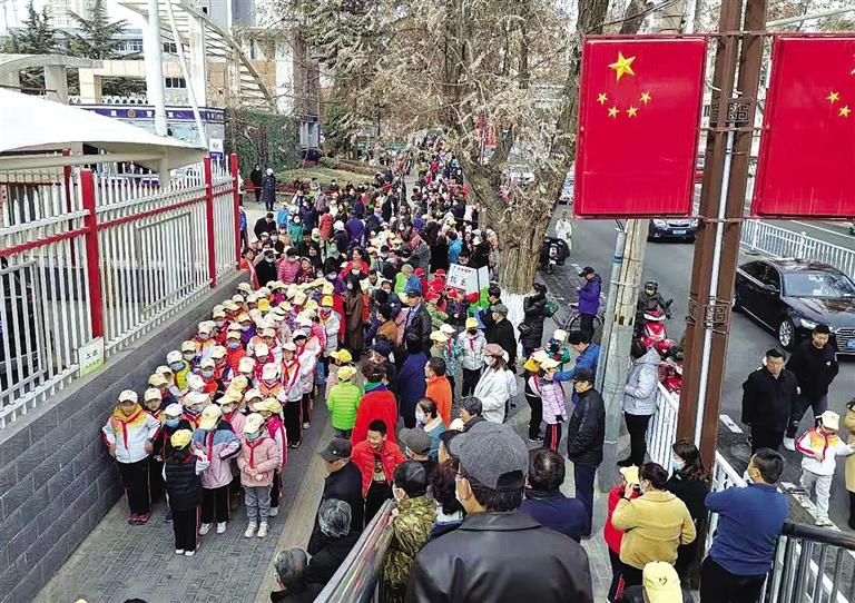小“神獸”重歸校園 爺爺奶奶開始忙乎啦