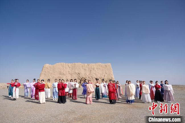 數(shù)十位身著古裝的女性通過體驗(yàn)賞漢舞、習(xí)漢禮、吟誦詩詞等中華傳統(tǒng)文化，再現(xiàn)古絲綢之路的繁華盛景。　邱亮 攝