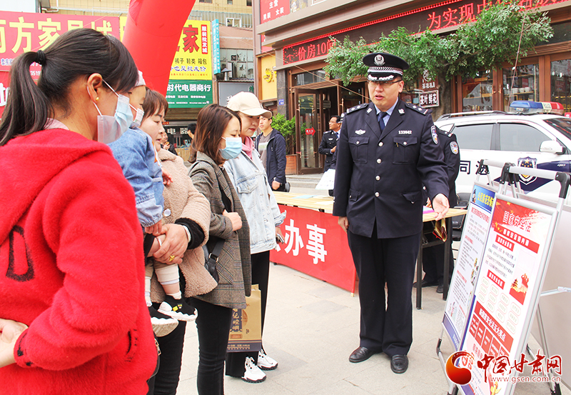 平?jīng)鍪徐`臺(tái)縣公安局開展全民國家安全教育日普法宣傳活動(dòng)