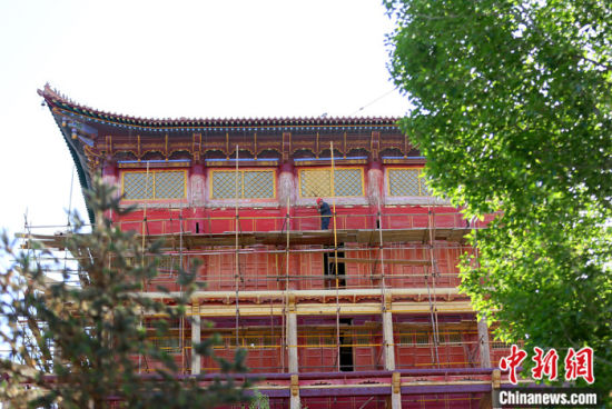 圖為5月上旬，甘肅山丹縣大佛寺內(nèi)，工作人員對古建筑大雄寶殿進行修繕。 中新社記者 高展 攝