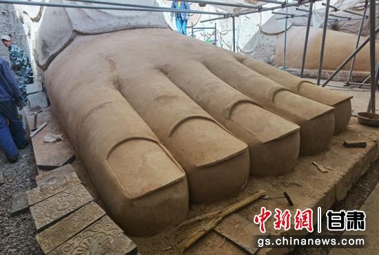 圖為中國“石窟鼻祖”天梯山石窟第13窟大佛足部與局部危巖體搶救性保護(hù)項(xiàng)目施工現(xiàn)場。陳曉斌 攝
