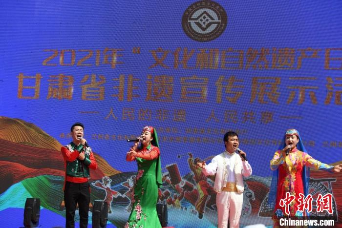 圖為甘肅臨夏回族自治州非遺傳承人演唱花兒?！钇G敏 攝