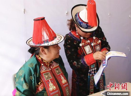圖為用活態(tài)傳習(xí)的模式促進(jìn)裕固族非物質(zhì)文化遺產(chǎn)的保護(hù)傳承?！∈缝o靜 攝