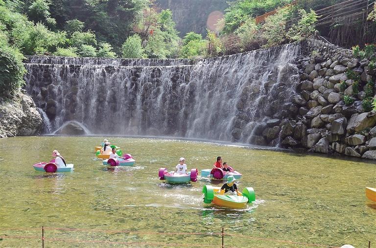 盛夏時(shí)節(jié)積石山縣大墩峽景區(qū)迎來旅游高峰