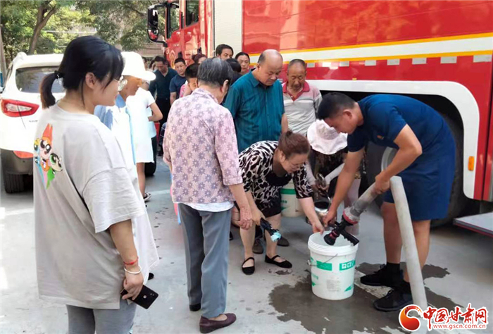 蘭州一小區(qū)管道破損斷水 龔家灣消防及時為居民送水30余噸