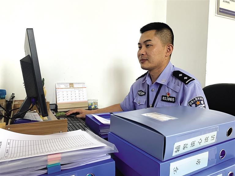 “身為黨員，就應(yīng)該第一個往前沖”