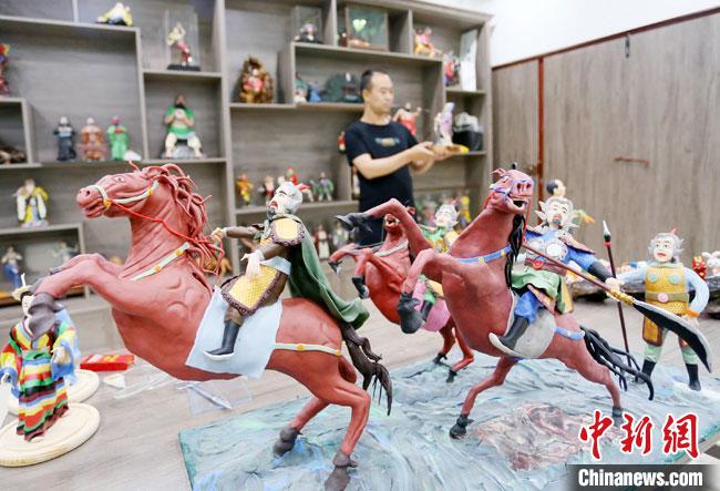 安秋平是成州面塑第五代傳承人，也是當?shù)匚ㄒ粓允孛嫠苤谱鞯娜?。　高?攝