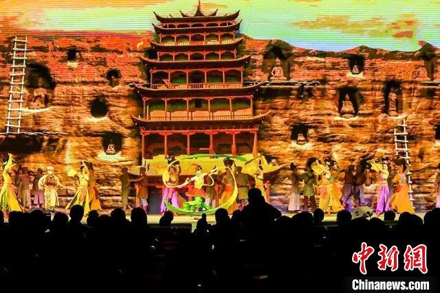 開幕式文藝展示“相約敦煌”，通過數(shù)字技術(shù)將莫高窟“搬到”演出現(xiàn)場?！「拭C省文化和旅游廳供圖