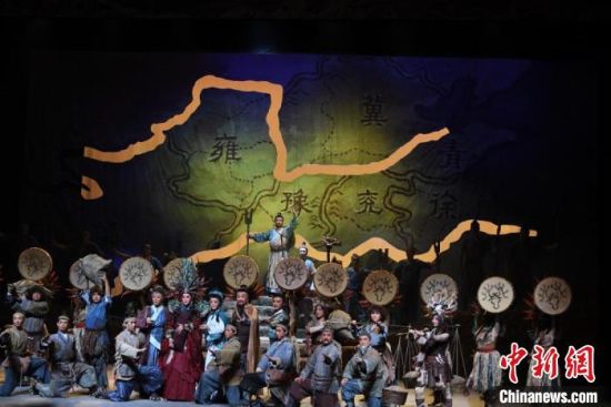 作為隴劇“梅花”，雷通霞在《大禹治水》中甘當(dāng)“綠葉”，該劇推出后，反響十分熱烈。(資料圖) 楊艷敏 攝