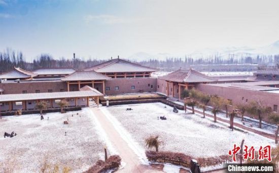 圖為雪落大漠古堡——敦煌山莊。　王斌銀 攝