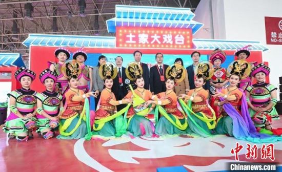 11月26日，“甘肅團”在首屆中國(武漢)文化旅游博覽會展區(qū)的“土家大戲臺”，與“湖北團”互訪交流?！「拭C省文化和旅游廳供圖