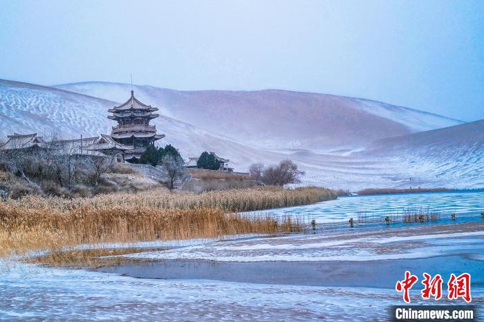 2021年11月28日，雪落鳴沙山月牙泉景區(qū)。　王斌銀 攝