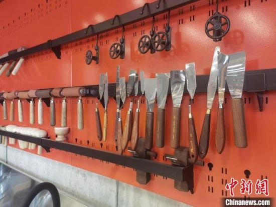 圖為徐晉林制作雕版敦煌壁畫(huà)所用工具?！￠Z姣 攝
