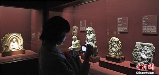 2018年8月，《平山郁夫的絲路世界——平山郁夫絲綢之路美術(shù)館文物展》在甘肅敦煌莫高窟開展。中新社記者 楊艷敏 攝