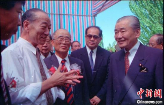1994年8月，時任日本首相竹下登(右一)與時任敦煌研究院院長段文杰在莫高窟親切交談。中新社發(fā) 婁婕 供圖
