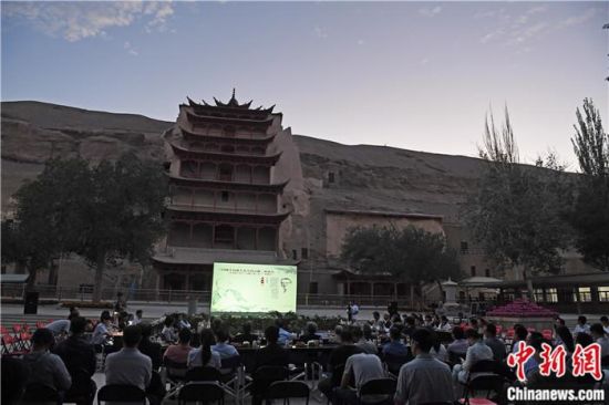 2018年8月，在敦煌莫高窟標志性建筑“九層樓”前，《回顧平山郁夫先生的貢獻》座談會舉行。來自中日兩國的專家、學者共同懷念這位情系敦煌數(shù)十載的繪畫巨匠、中日友好的文化使者、世界文化遺產(chǎn)的守護者。中新社記者 楊艷敏 攝