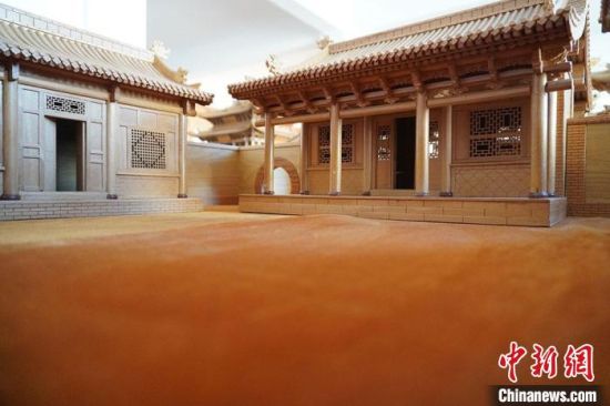圖為微縮建筑蘭州四合院內部結構?！【琶赖┰?　攝