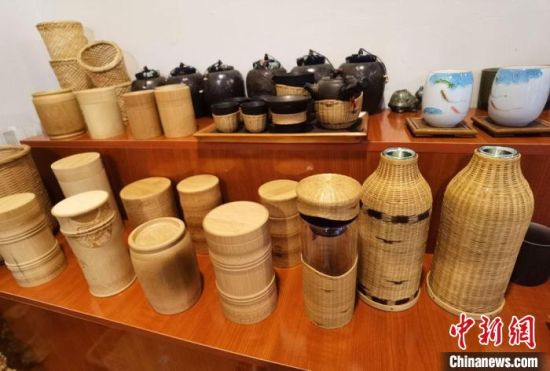 圖為展陳的一件件精致可愛的竹編農(nóng)具工藝品。　馮志軍 攝