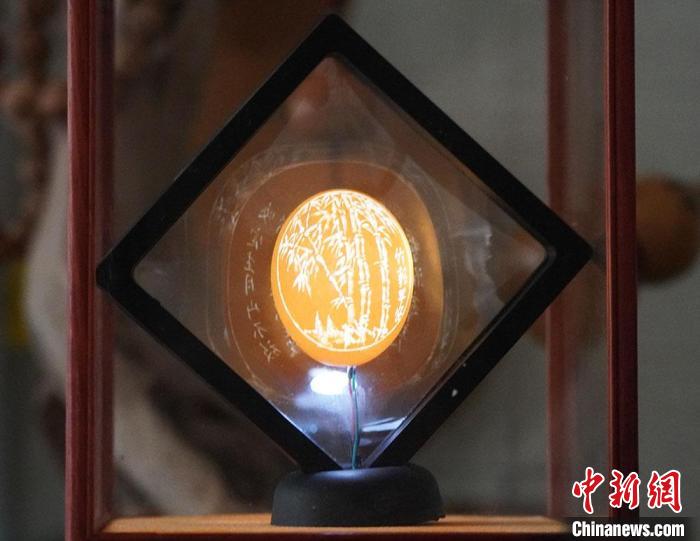 圖為吳義澤新包裝給蛋雕呈現(xiàn)立體感。　九美丹增 攝
