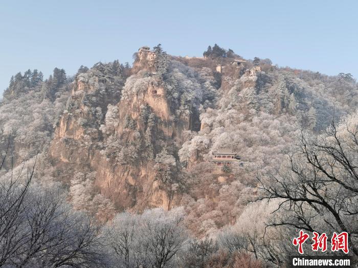 圖為崆峒山霧凇景色?！⌒煺袢A 攝