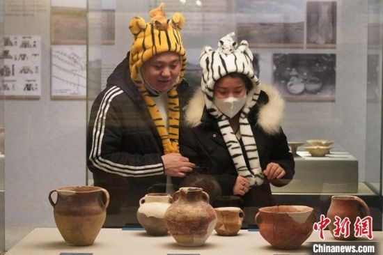 圖為市民戴虎頭帽在博物館內(nèi)參觀。九美旦增 攝