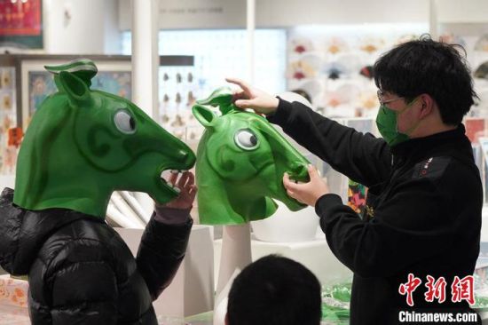 圖為“神馬來(lái)了”銅奔馬頭套。　九美旦增 攝