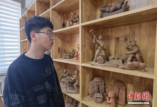 圖為學(xué)生介紹作品。 劉玉桃 攝