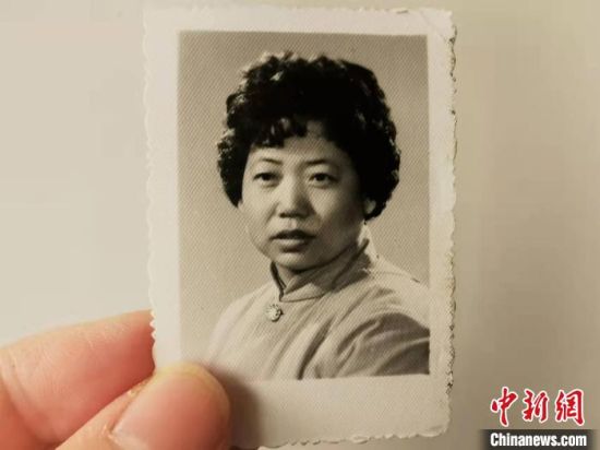 圖為20世紀(jì)80年代，蘭州照相館拍攝的人物肖像照，如今仍然有很多人選擇拍攝這樣的照片留作紀(jì)念?！⊥跄劣?攝