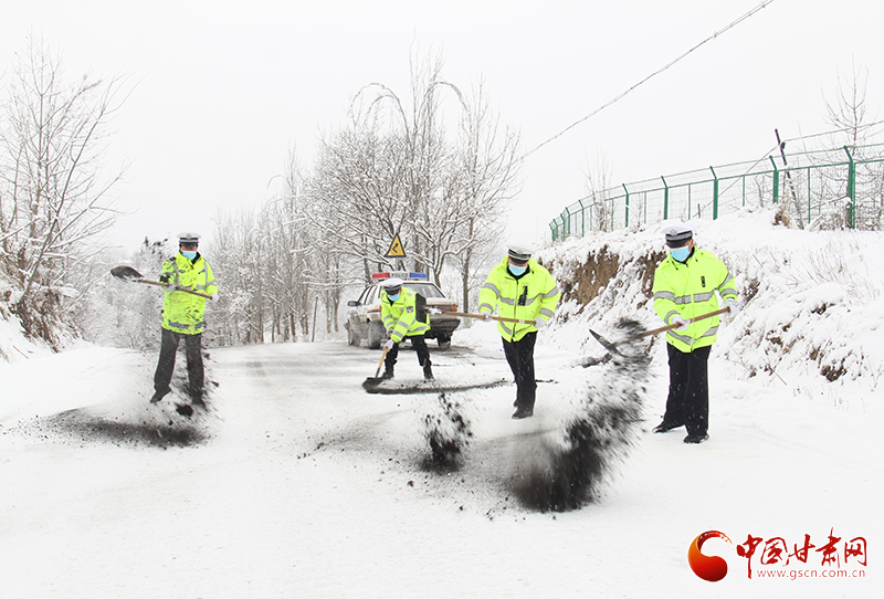 以“雪”為令 浴“雪”奮戰(zhàn)——靈臺公安交警全力做好冰雪天氣道路疏堵保暢工作