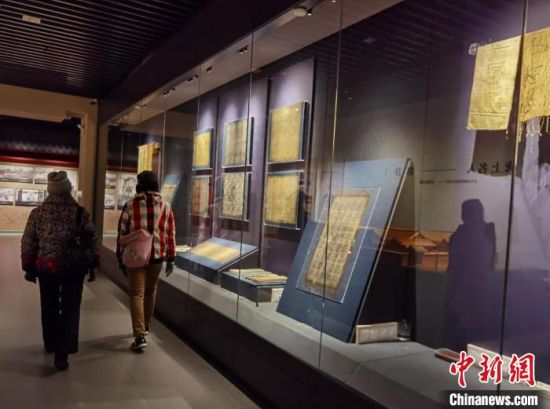 圖為蘭州市民參觀博物館展品?！⌒煅?攝