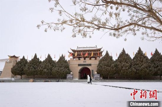 圖為2月17日，游人在鳴沙山月牙泉景區(qū)內(nèi)體驗大漠雪景?！《鼗褪形穆镁止﹫D