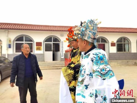圖為69歲的“苦水高高蹺”國家級傳承人巨海全(左一)，叮囑徒弟們高高蹺練習(xí)技巧要領(lǐng)。　閆姣 攝