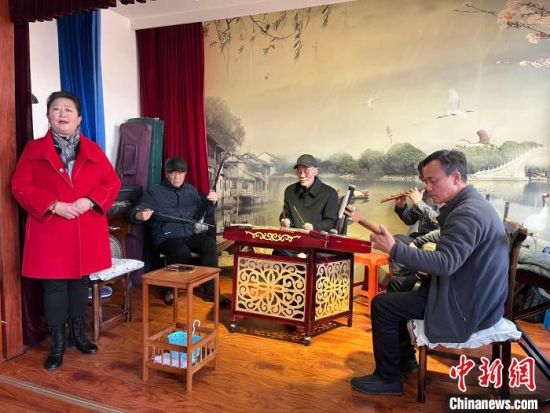 圖為蘭州鼓子表演者王常玉登臺(tái)演唱，她是這項(xiàng)入列國家級(jí)非物質(zhì)文化遺產(chǎn)的曲藝表演者中，為數(shù)不多的女演員。　張煜曼 攝