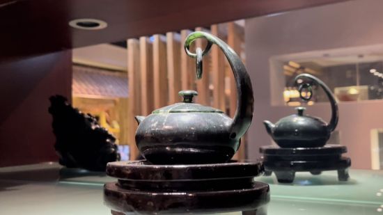 圖為酒泉夜光杯廠里陳列的夜光杯茶藝文化產(chǎn)品——精品懸環(huán)玉壺。王牧雨