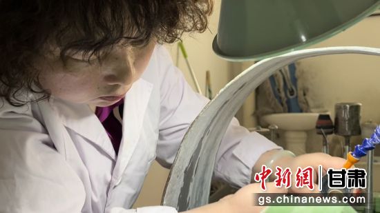 夜光杯制作學(xué)徒謝小琴坦言，雖工作枯燥，但是能夠掌握國家級(jí)非遺技藝是很自豪的。王牧雨 攝