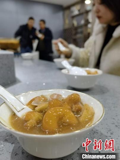 圖為酒泉美食“糊鍋”?！∫蟠河?攝