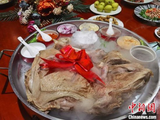 圖為酒泉美食“漢蒸全羊”?！●T志軍 攝