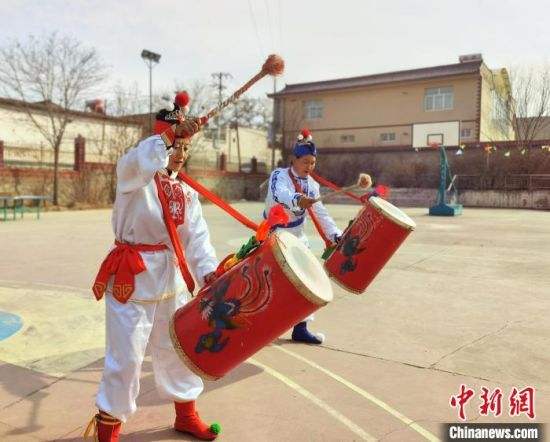 圖為劉玉均(右一)身穿青花服與隊員一起練習動作。　張婧 攝